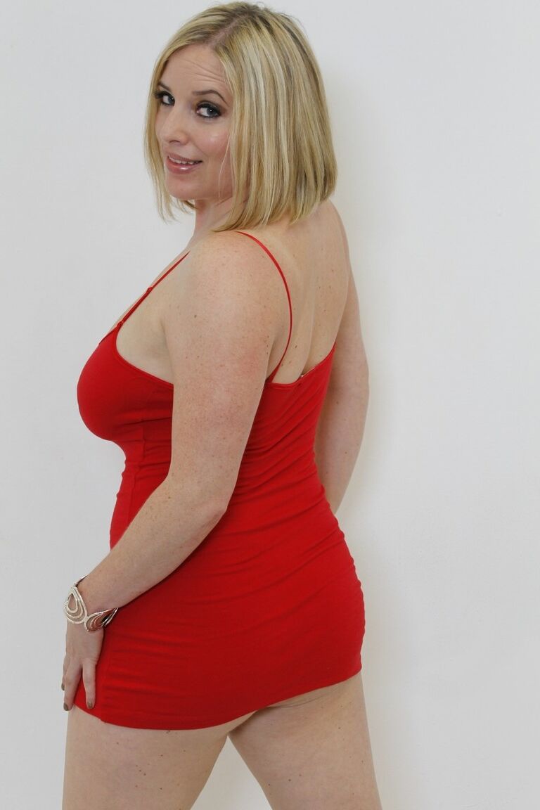 17P Loira com curvas sensuais Maggie Green tira o vestido e mostra grandes juggs