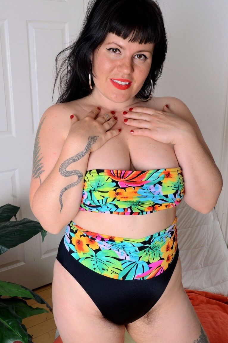 21P Die dicke Ehefrau Olivia Rose zieht ihren Bikini aus und entblößt ihre behaarten Achselhöhlen