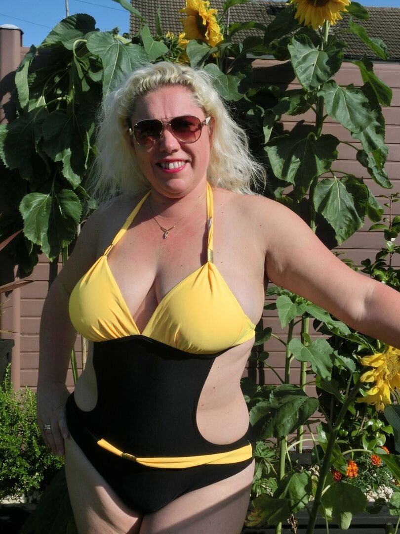 16P Barby rubia madura con sobrepeso se desnuda en un jardín antes de masturbarse
