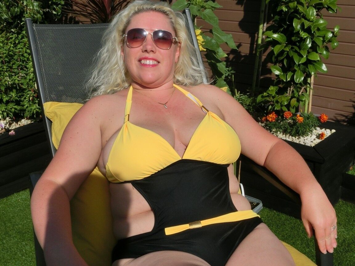 16P Barby rubia madura con sobrepeso se desnuda en un jardín antes de masturbarse