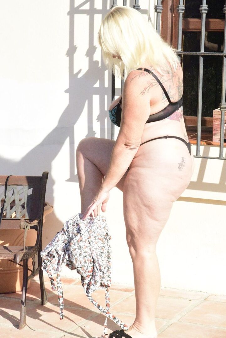16P La rubia mayor Melody acuna sus tetas después de descubrir su cuerpo con sobrepeso