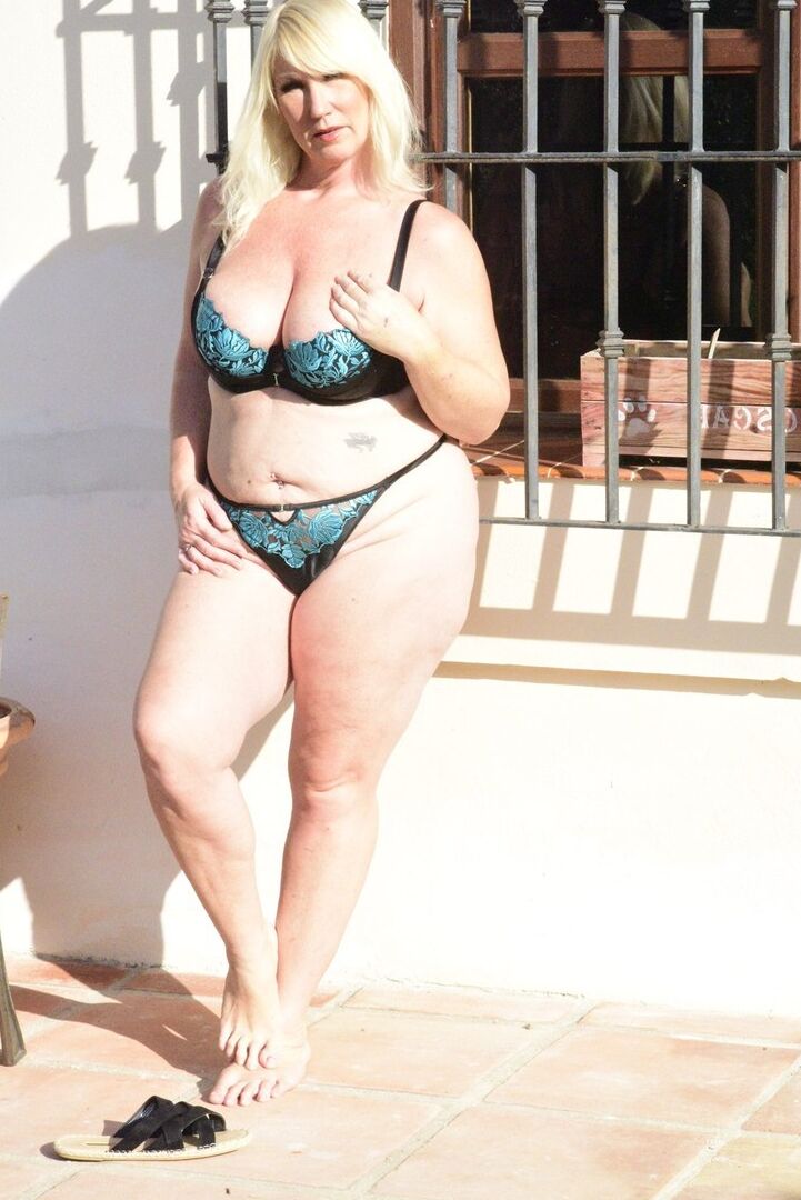 16P La rubia mayor Melody acuna sus tetas después de descubrir su cuerpo con sobrepeso