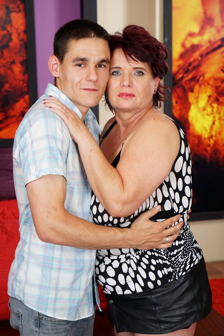 16P Fat cougar and her toy boy kiss before setting in for a missionary fuck