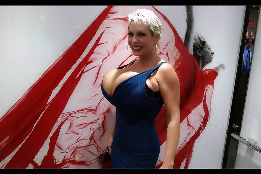 12P Claudia Marie montre ses gros faux seins