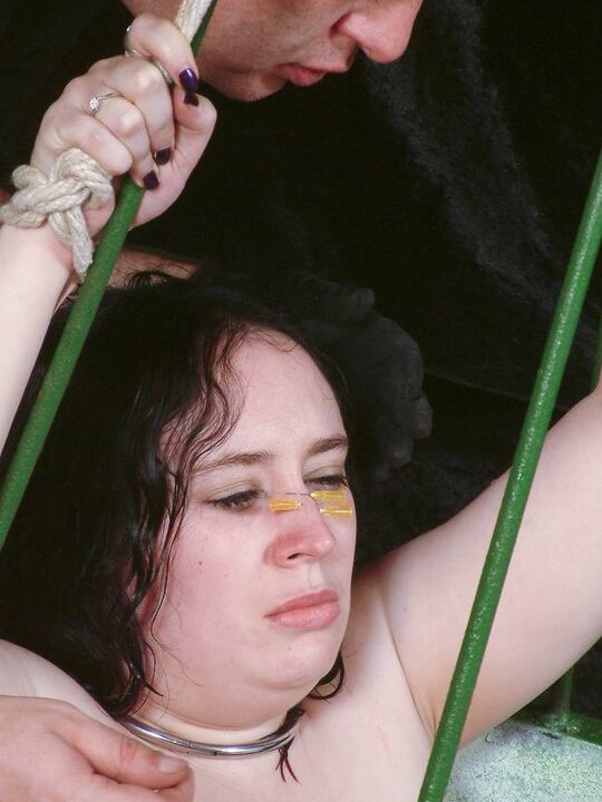 12P Escrava sexual com excesso de peso é presa em uma cesta durante brincadeira com agulhas