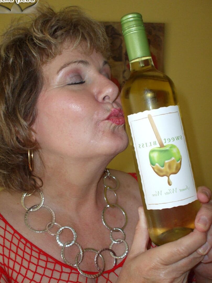 16P Madura amateur Busty Bliss hace una mamada mientras bebe una botella de vino