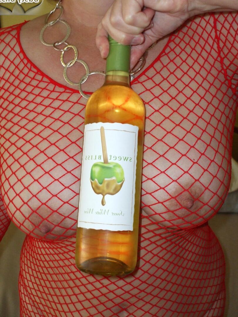 16P Madura amateur Busty Bliss hace una mamada mientras bebe una botella de vino