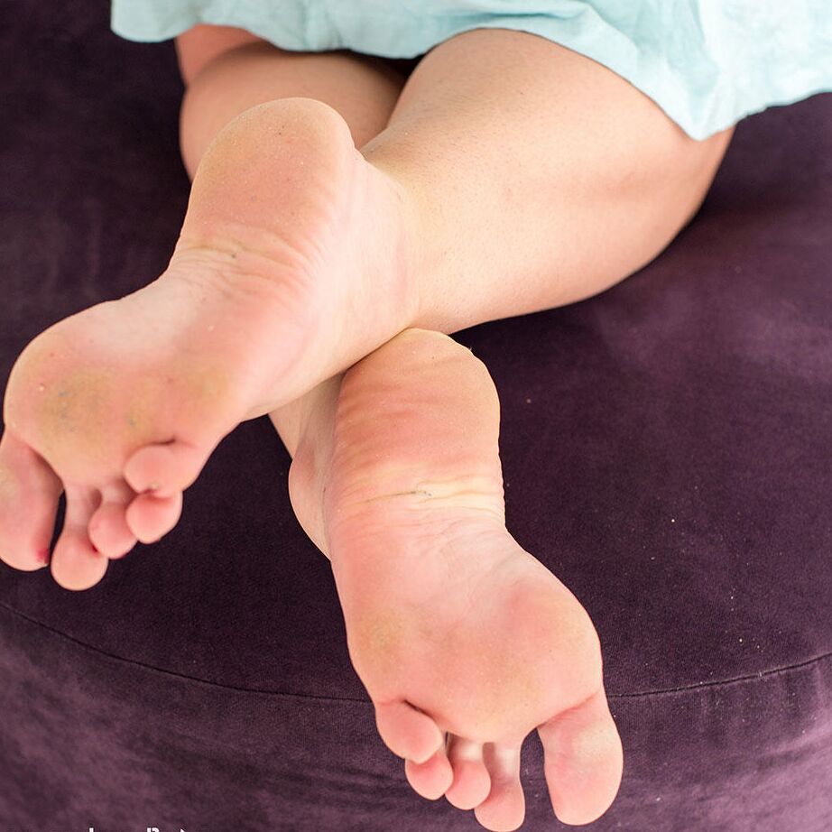 16P Esclave BBW sexy bâillonnée, attachée nue avec des menottes sur le lit, exhibant ses pieds nus