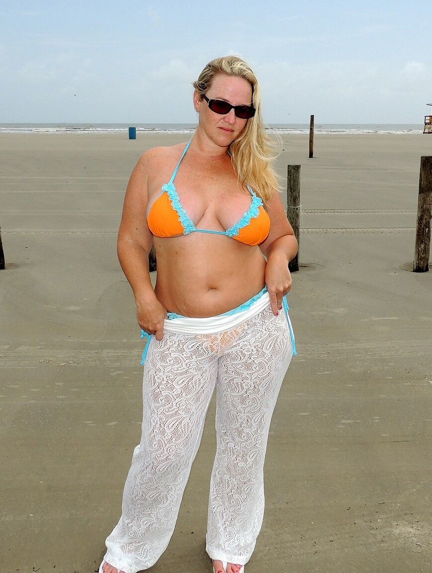 20P La courte MILF Dee Siren se déshabille sur la plage