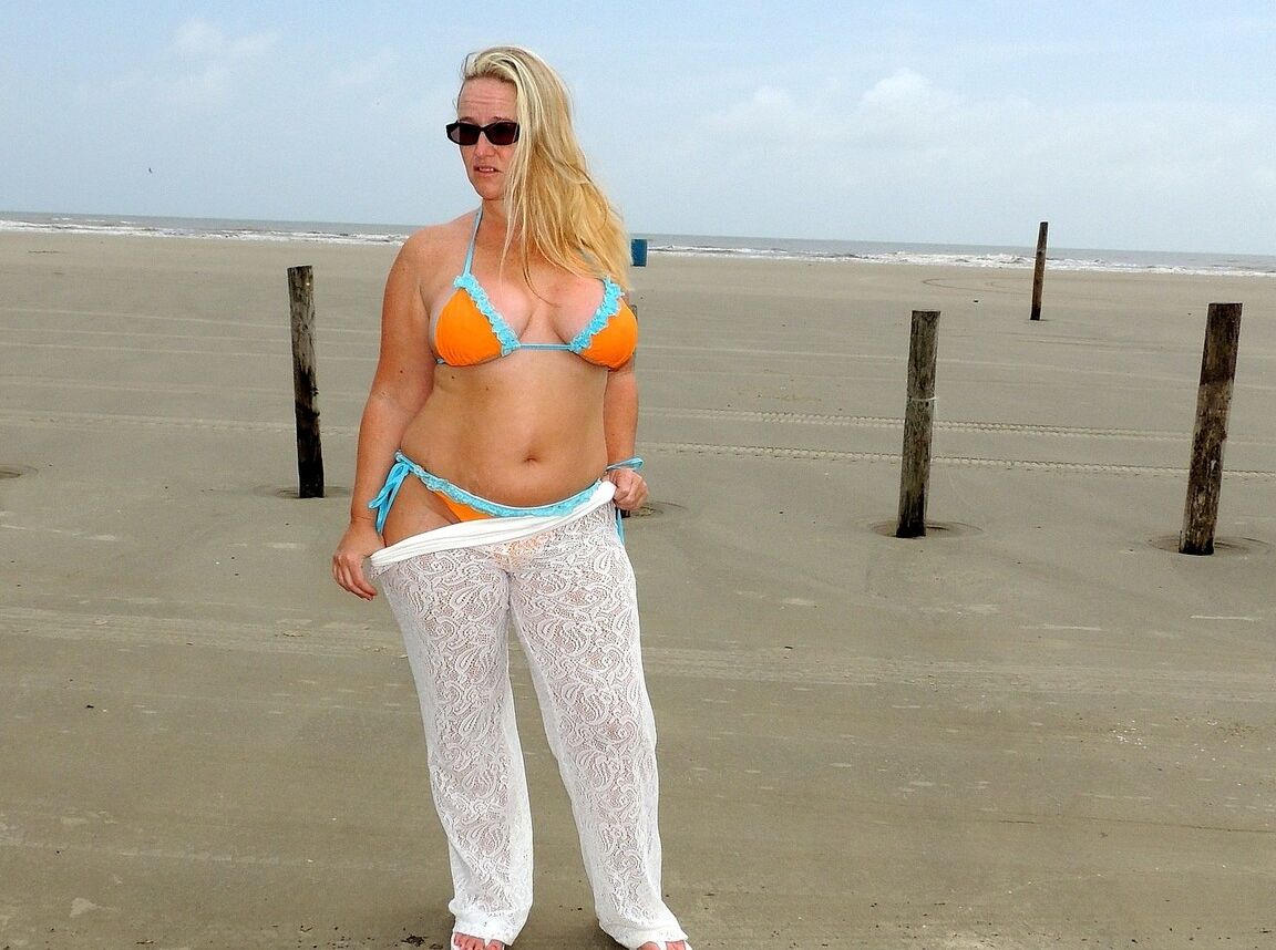 20P La courte MILF Dee Siren se déshabille sur la plage