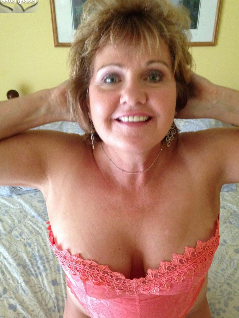 16P Amadora mais velha Busty Bliss lambe os lábios enquanto trabalha sem lingerie sexy