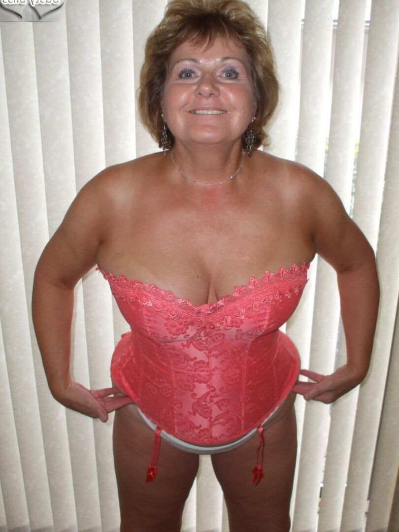 16P Amadora mais velha Busty Bliss lambe os lábios enquanto trabalha sem lingerie sexy