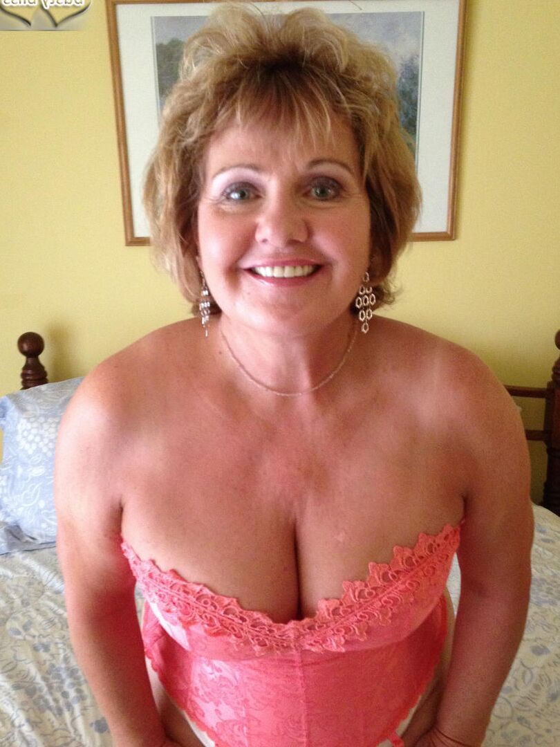 16P Amadora mais velha Busty Bliss lambe os lábios enquanto trabalha sem lingerie sexy
