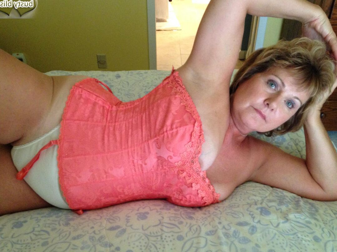 16P Amadora mais velha Busty Bliss lambe os lábios enquanto trabalha sem lingerie sexy