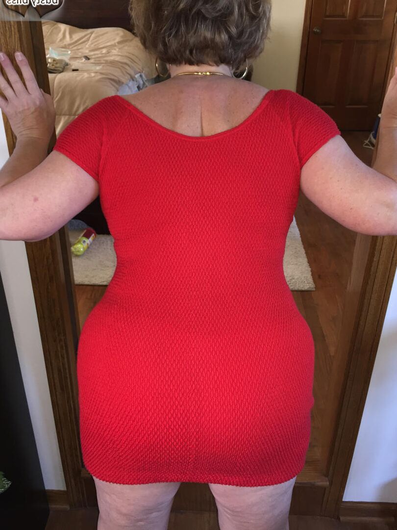 16P Mulher amadora Busty Bliss acaricia um pênis depois de expor seus seios
