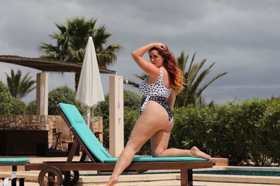 21P La pelirroja gordita Lucy Vixen muestra sus brillantes naturales y su culo gordo al aire libre