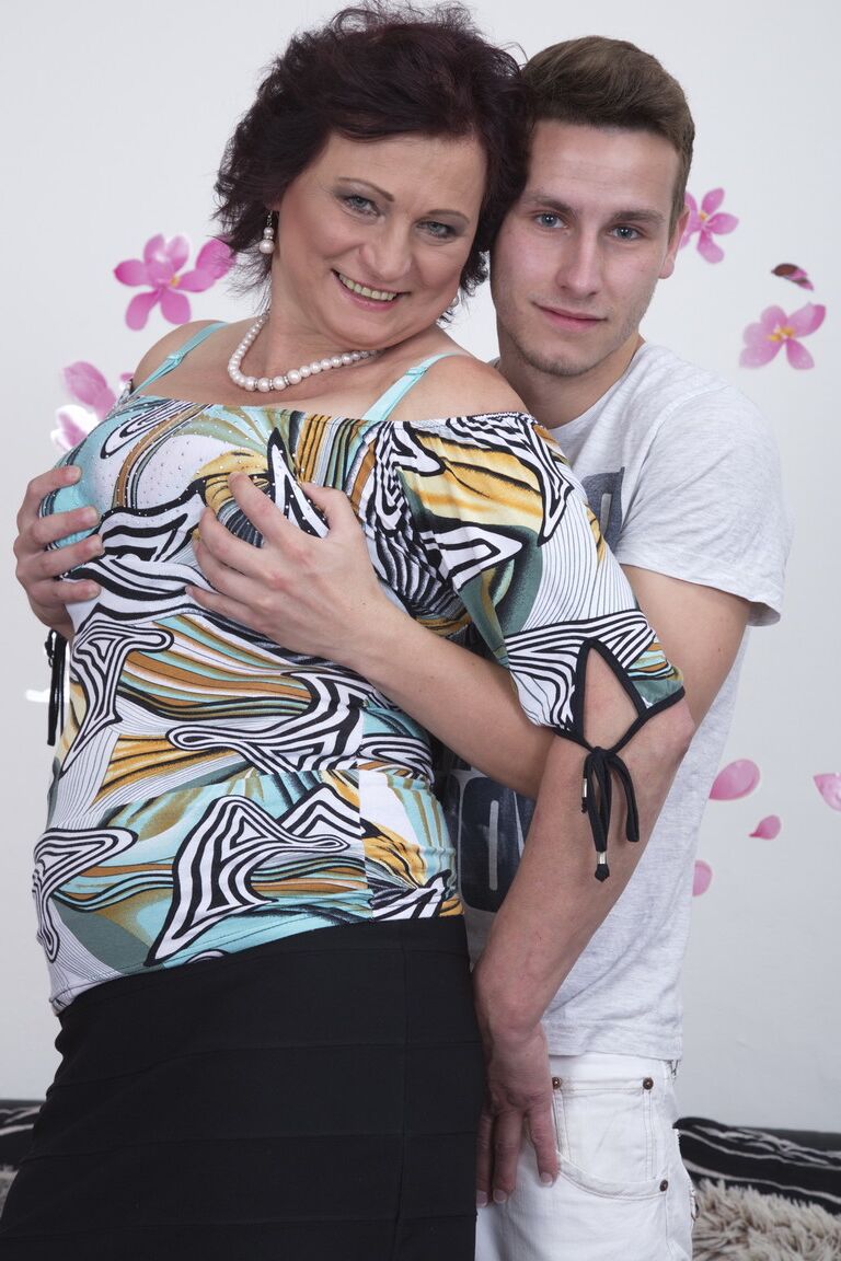 16P Puma BBW madura permite que sua jovem amiga chupe seus peitos grandes e gordos nus