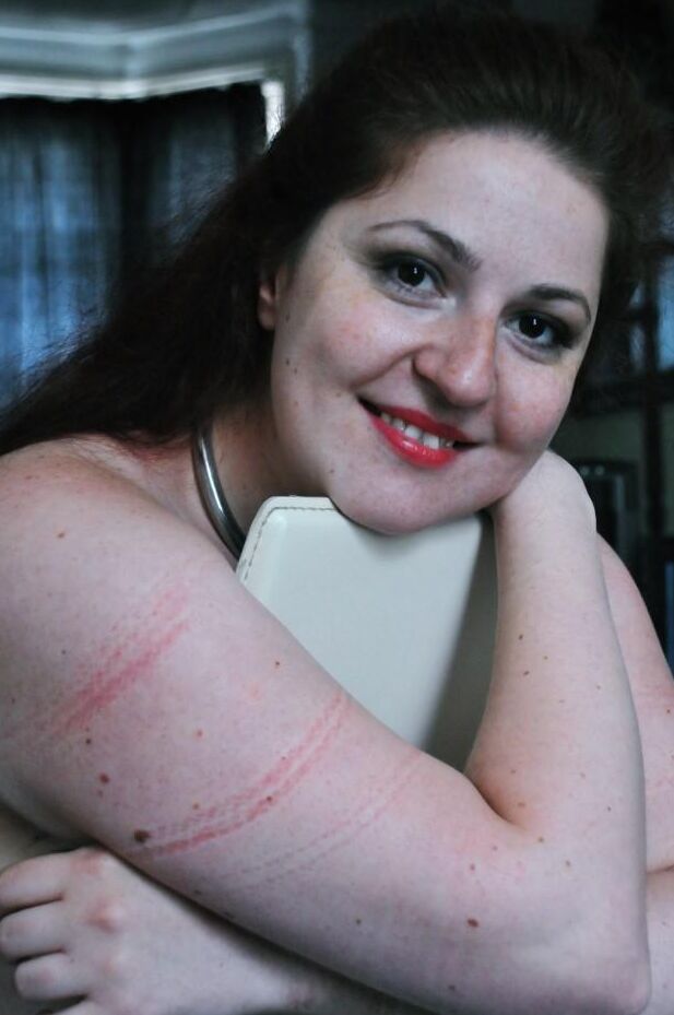 16P Hembra gorda con ceceo rojo es dejada amordazada y atada con cuerdas