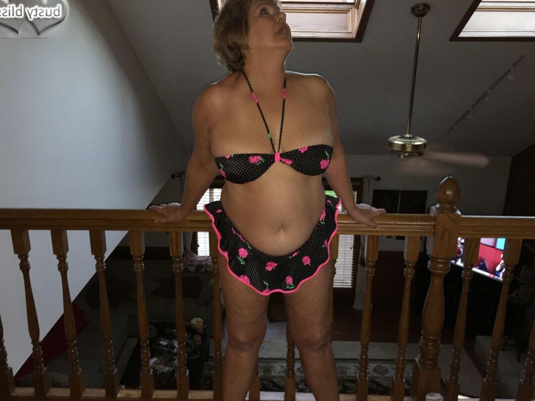 16P Madura amateur Busty Bliss saca sus grandes tetas naturales de un bikini