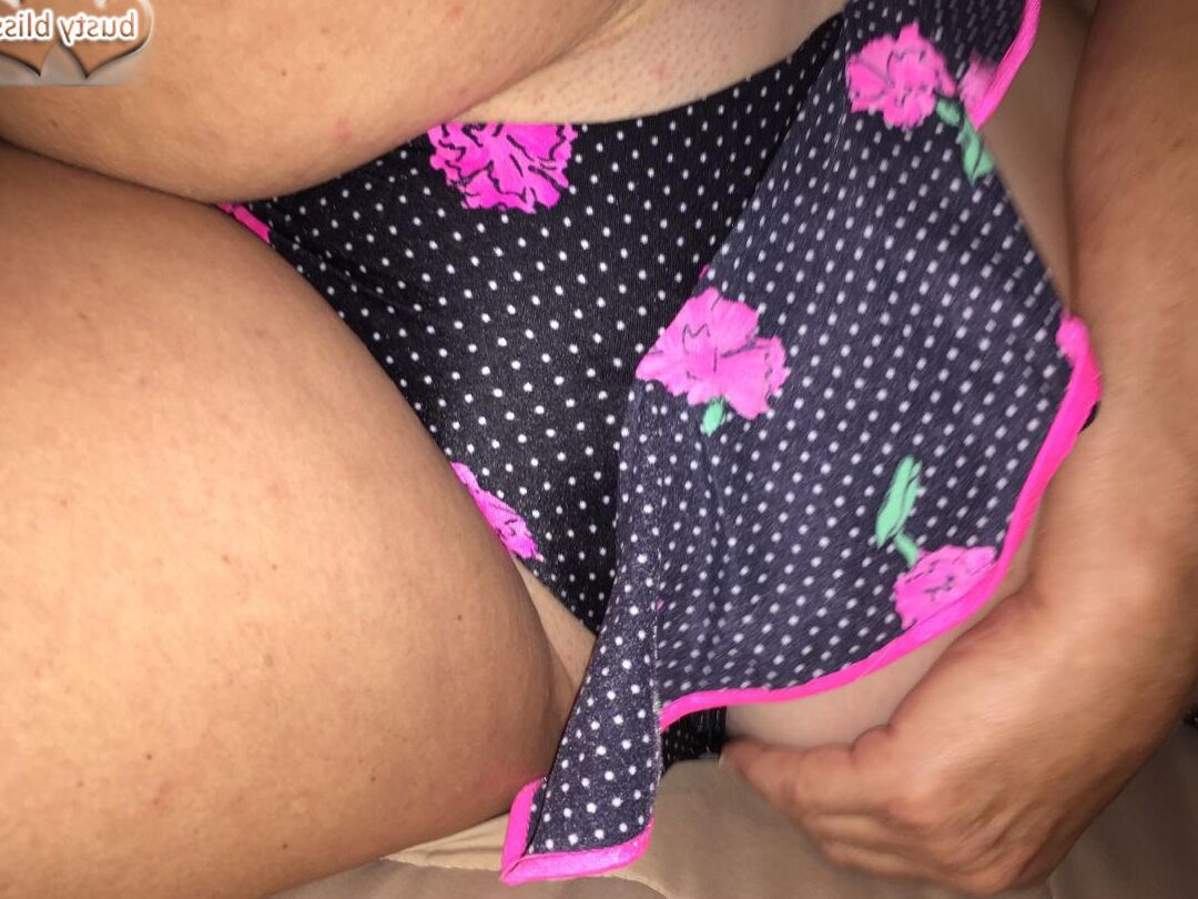 16P Madura amateur Busty Bliss saca sus grandes tetas naturales de un bikini