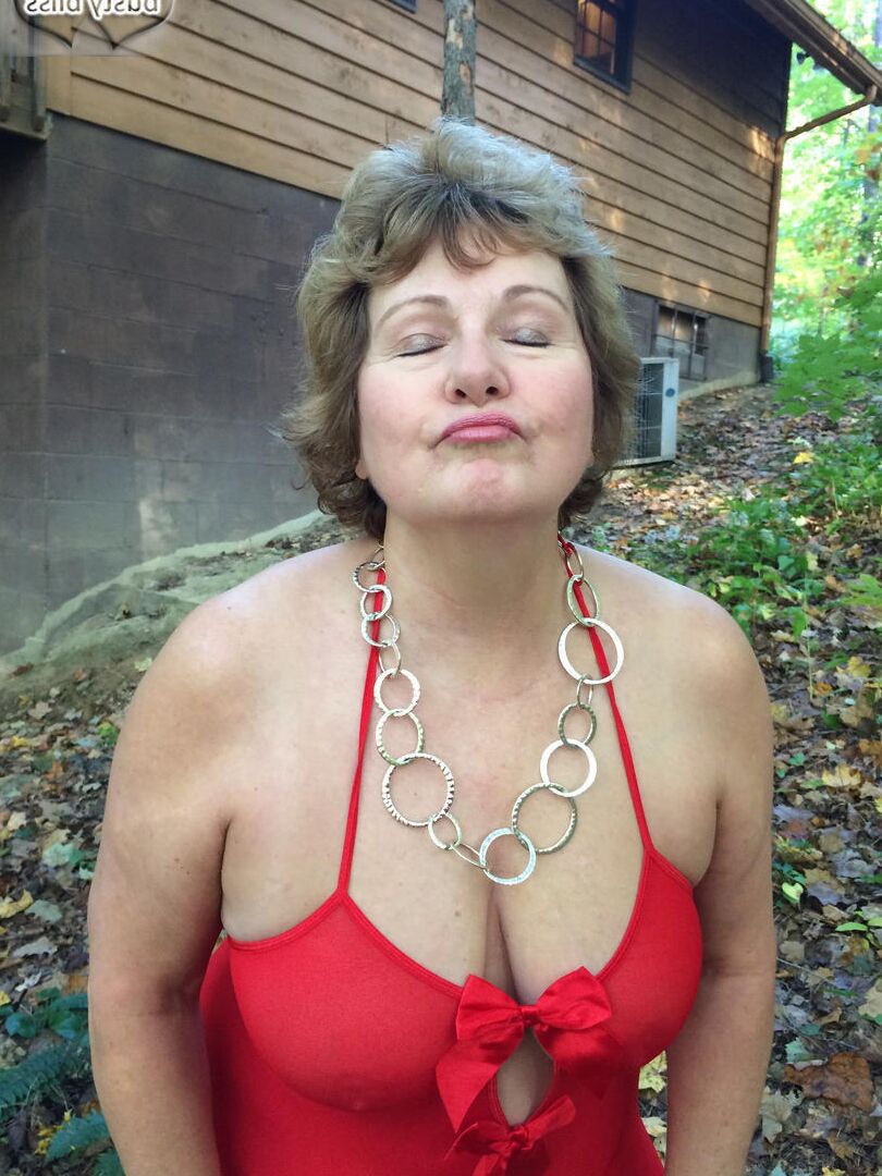 16P Amadora mais velha Busty Bliss exibe seus grandes seios naturais enquanto nua em uma floresta