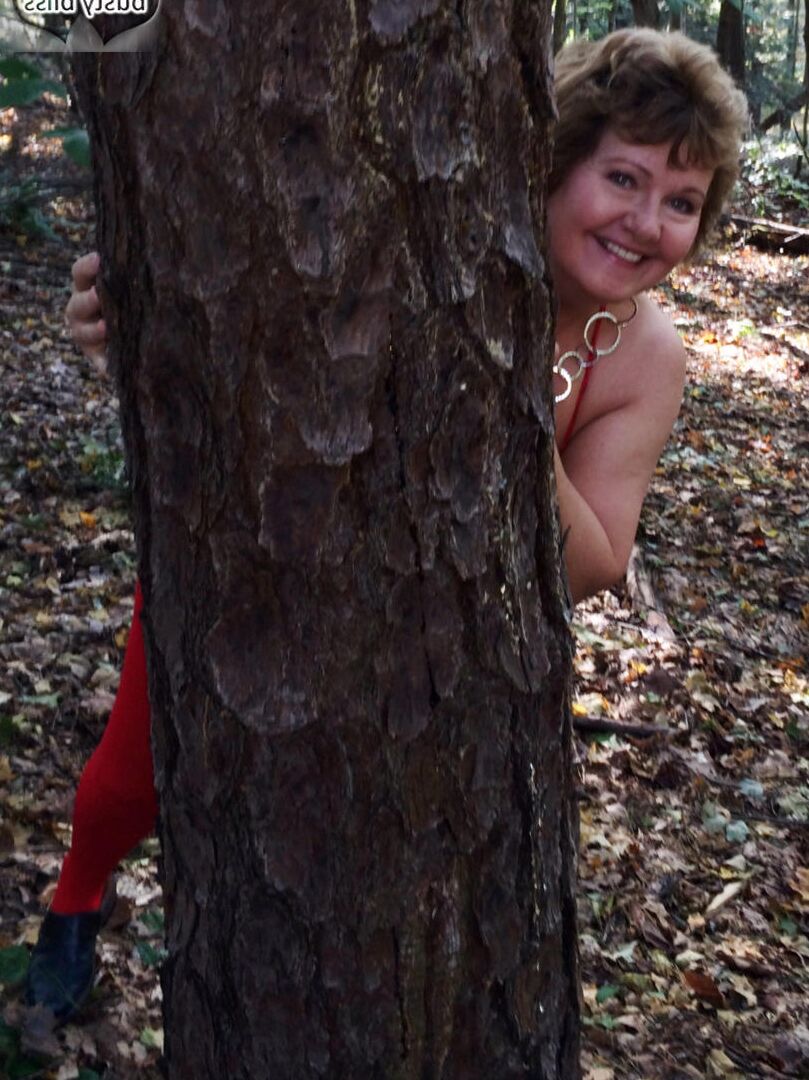 16P Amadora mais velha Busty Bliss exibe seus grandes seios naturais enquanto nua em uma floresta