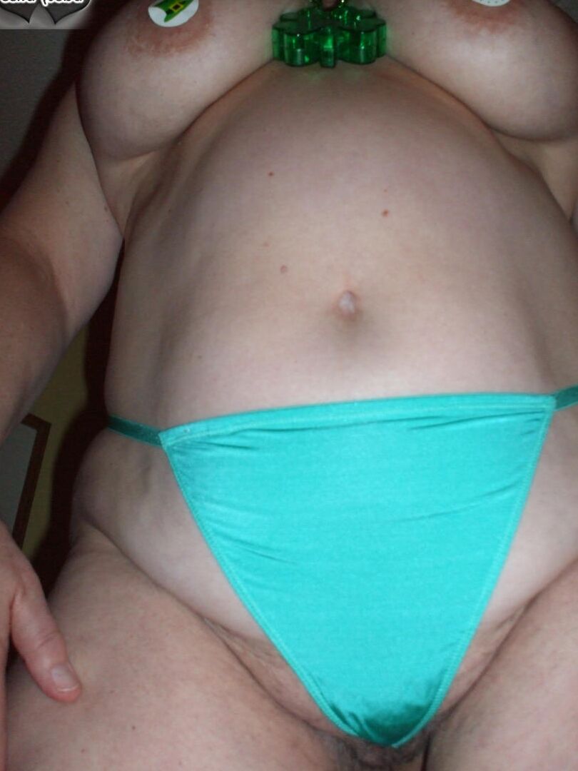 16P La mayor amateur Busty Bliss muestra sus tetas naturales durante una acción en solitario