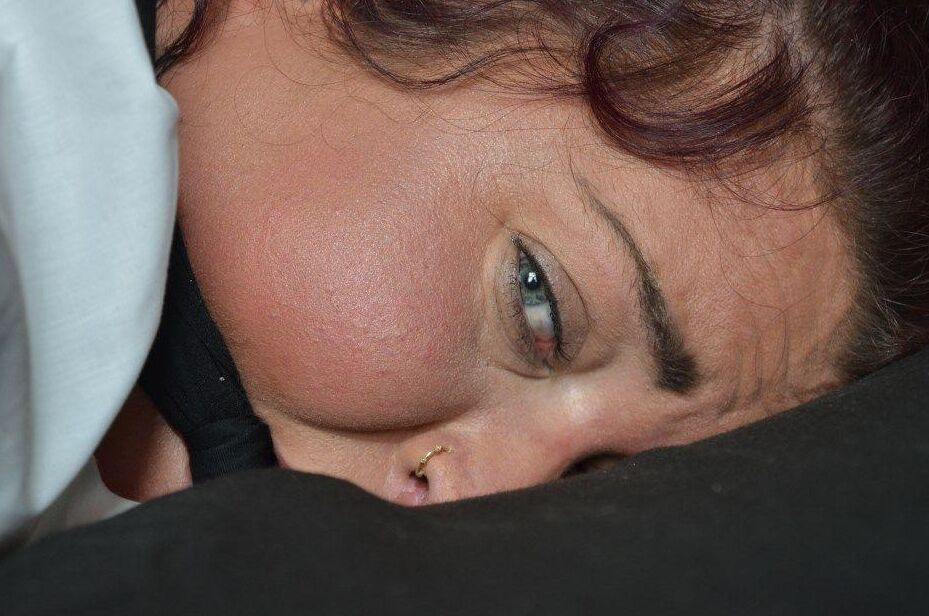 16P ベッドの上で四つん這いにうつ伏せに拘束されたまま猿轡をされるデブ女