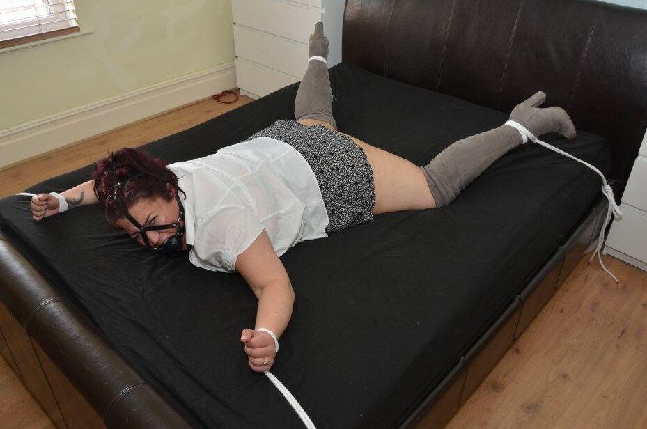 16P ベッドの上で四つん這いにうつ伏せに拘束されたまま猿轡をされるデブ女