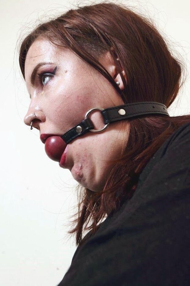 16P Tattooed redhead Luna La Roux sports a ball gag while restrained with straps