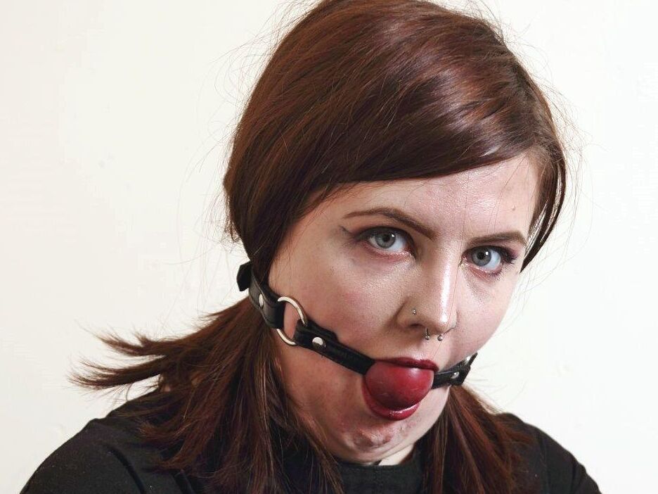 16P Tattooed redhead Luna La Roux sports a ball gag while restrained with straps