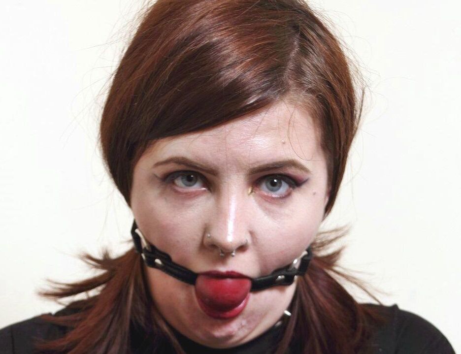 16P Tattooed redhead Luna La Roux sports a ball gag while restrained with straps