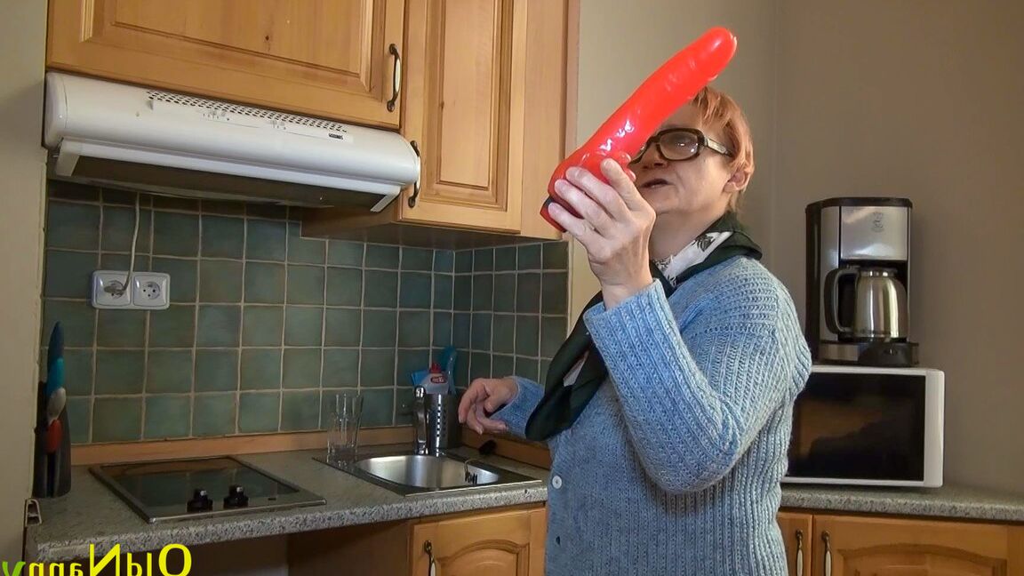 21P La abuela tetona Dari seduce a la adolescente rubia Hanny y juega con su vagina