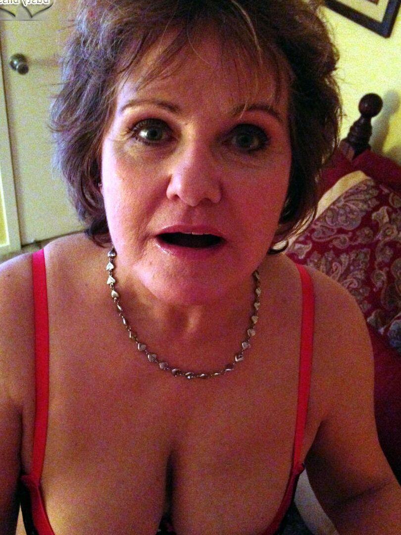 16P Madura Busty Bliss hace una mamada POV en ropa interior