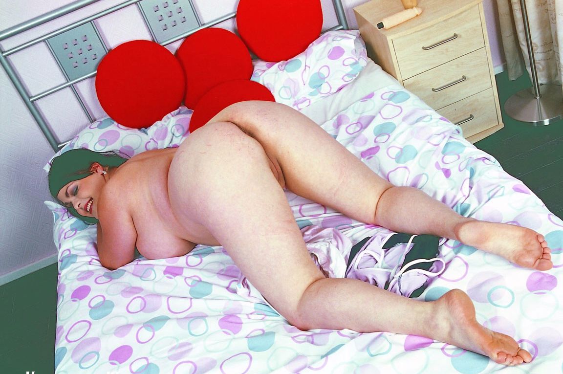 15P Dona de casa grande com melões enormes brincando com seus brinquedos