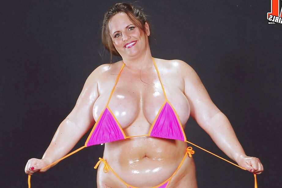 16P A garota gorda Gina Marie La Montana libera peitos grandes e oleados de biquíni