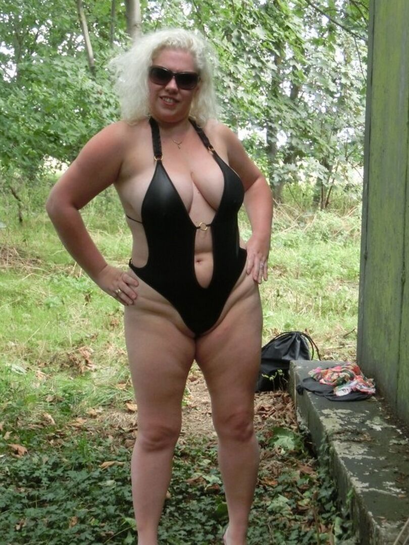 Die 16P reife, platinblonde Barby masturbiert in der Natur mit einem Vibrator