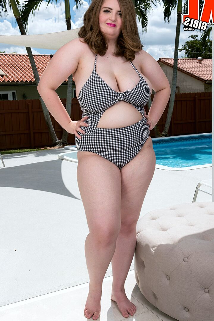 16P 太りすぎのソロ少女シルビア・ベイトマンが全裸になりながら乳首を舐める