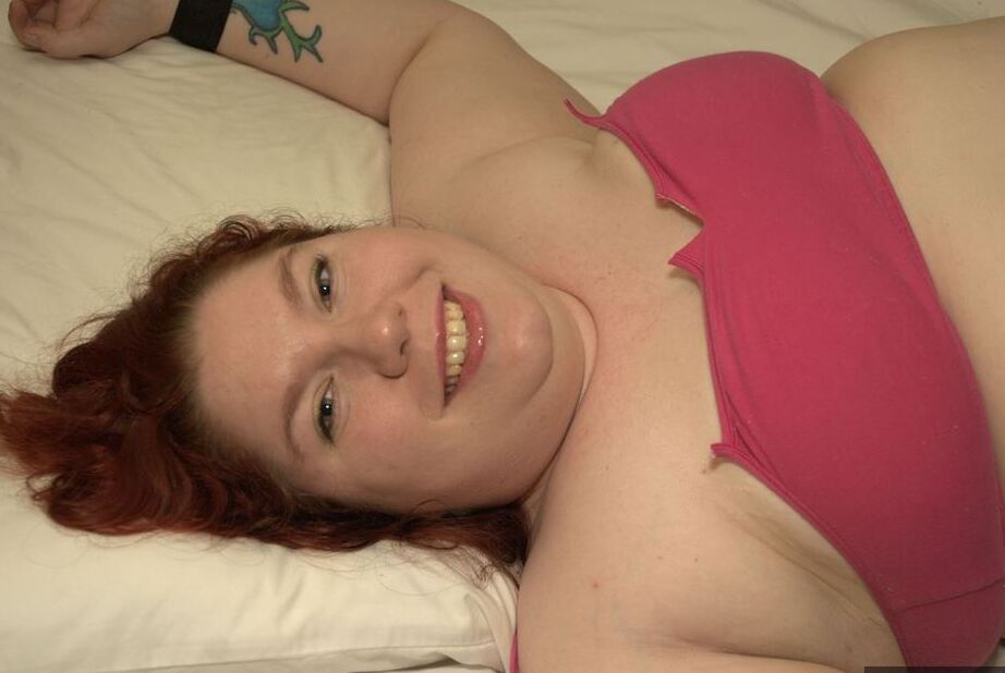19P Amateur BBW Inkedoracle está atada a su cama mientras su ropa desaparece