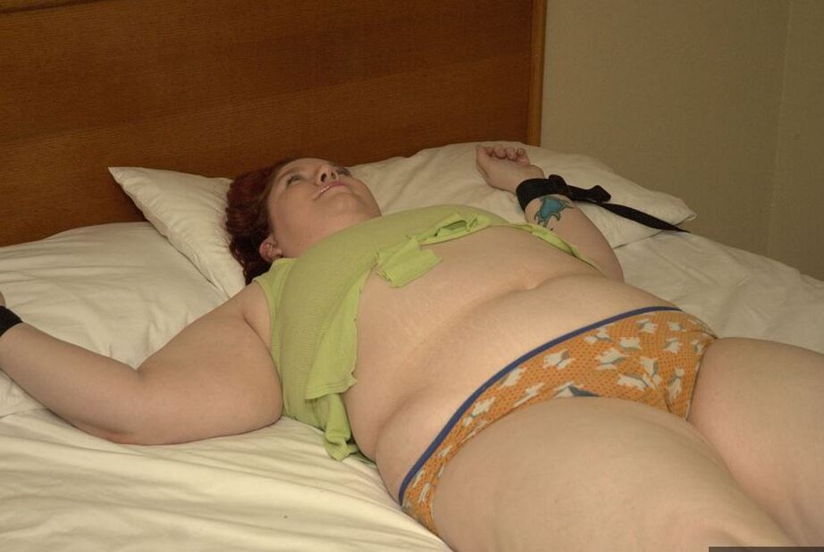 19P Amateur BBW Inkedoracle está atada a su cama mientras su ropa desaparece