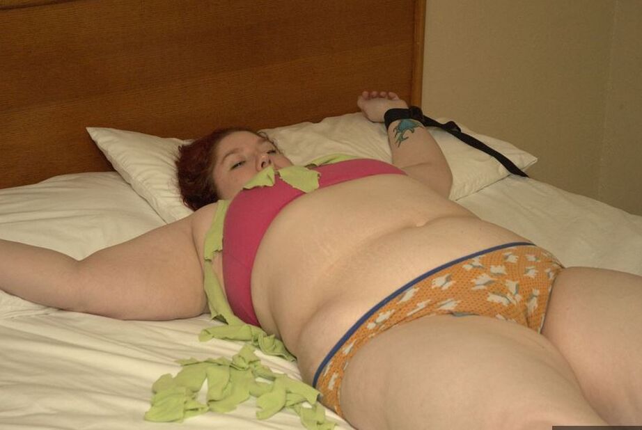 19P Amateur BBW Inkedoracle está atada a su cama mientras su ropa desaparece