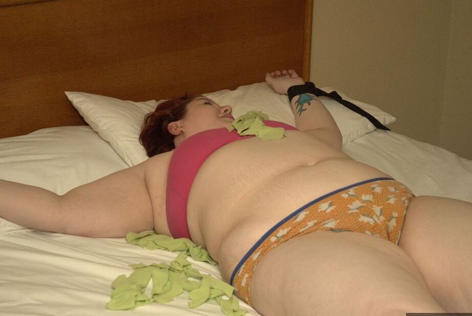19P Amateur BBW Inkedoracle está atada a su cama mientras su ropa desaparece