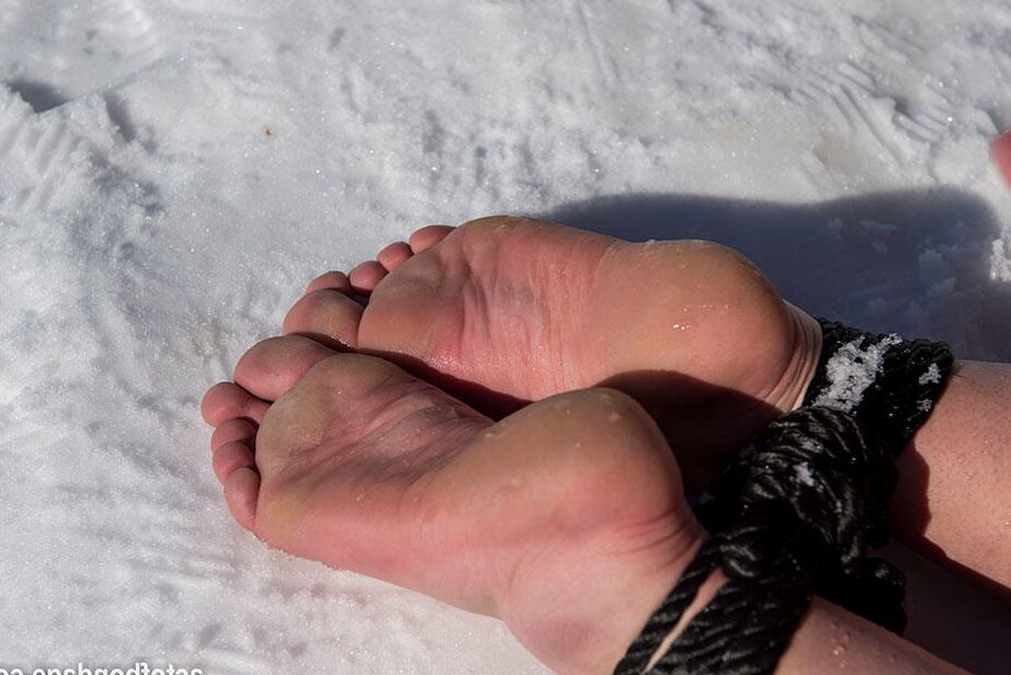 16Pブルネットのぽっちゃり系が雪の中で裸足でポーズをとりながらボールギャグとロープを外す