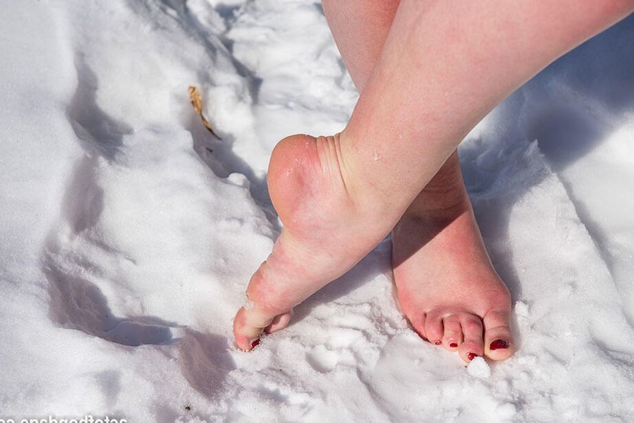 16Pブルネットのぽっちゃり系が雪の中で裸足でポーズをとりながらボールギャグとロープを外す