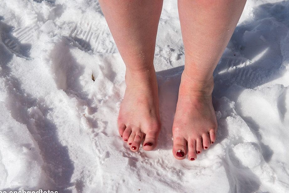16Pブルネットのぽっちゃり系が雪の中で裸足でポーズをとりながらボールギャグとロープを外す