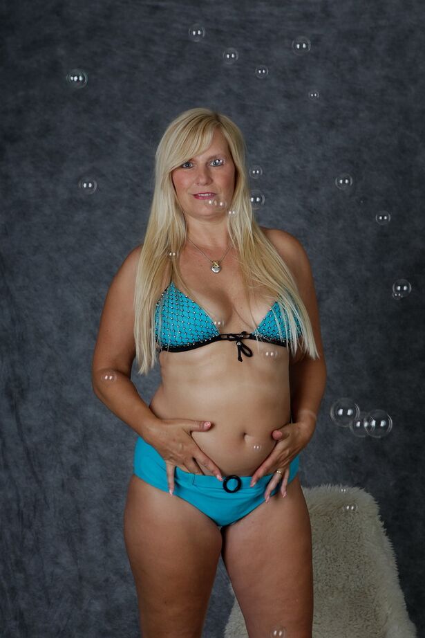 20P Die dicke blonde Amateurin Sweet Susi streift Bikinihöschen über ihren Hintern