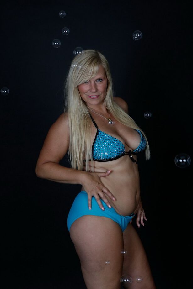 20P Die dicke blonde Amateurin Sweet Susi streift Bikinihöschen über ihren Hintern