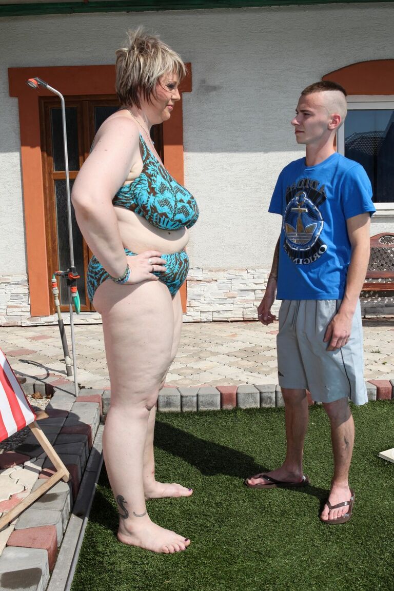 15P Mature BBW enlève son bikini pour séduire un jeune homme