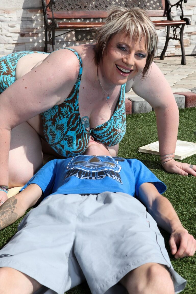 15P Mature BBW enlève son bikini pour séduire un jeune homme