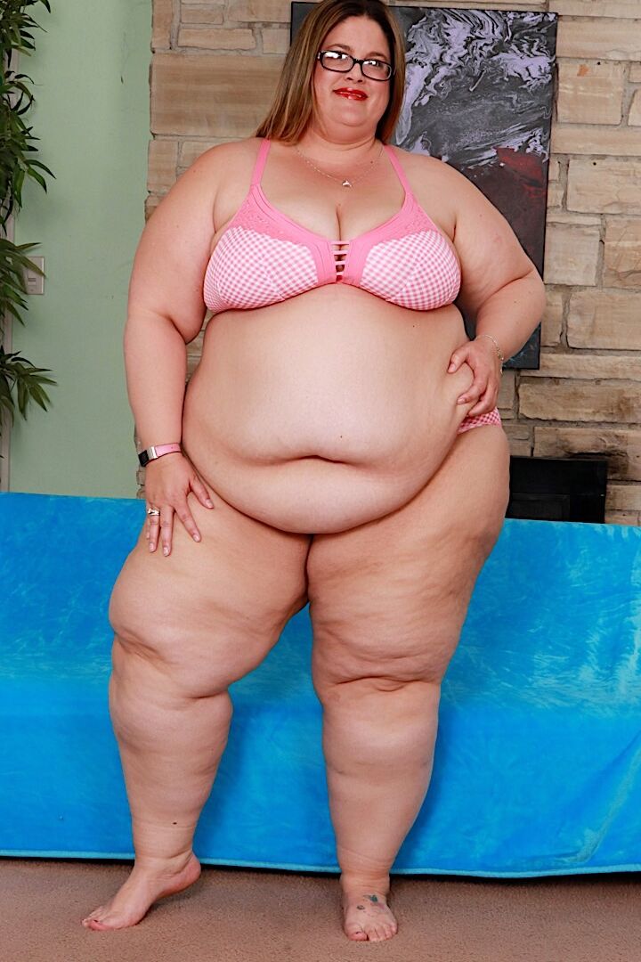 16P SSBBW エリン・グリーンは自慰行為のために服を脱ぎながら太ったロールを保持します